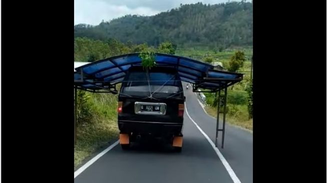 Angkutan mobil ini bikin salah fokus (Facebook)