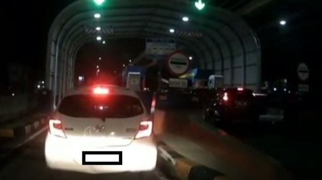 Viral Aksi Pemobil di Pintu Tol Tuai Kritikan, Nggak Ada Akhlak