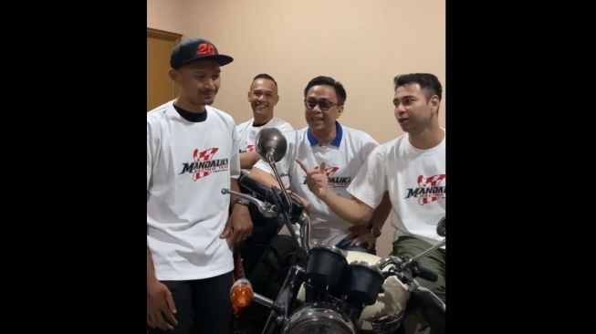 Raffi Ahmad Terciduk Bareng Tim Mandalika Racing Team, Ada Apa Gerangan?