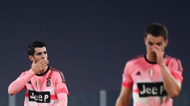 Penyerang Juventus Alvaro Morata bereaksi tertunduk selama pertandingan sepak bola Serie A Italia Juventus melawan Verona di Stadion Allianz,Turin, Italia, Senin (26/10) dini hari WIB.  [MARCO BERTORELLO / AFP]