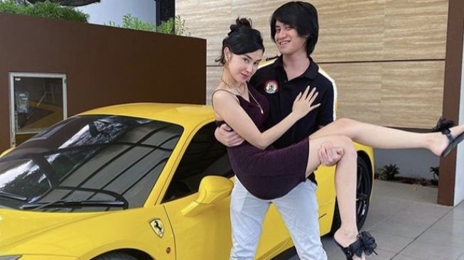 Kevin Aprilio resmi menikahi Vicy Melanie dengan mahar Rp251.020. Jangan Salah fokus dengan backgroundnya [Instagram: kevinaprilio].