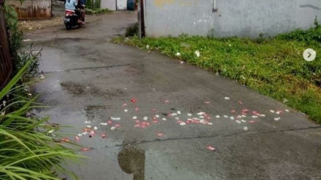 Kondom berserakan di Tangerang. (@abouttng)