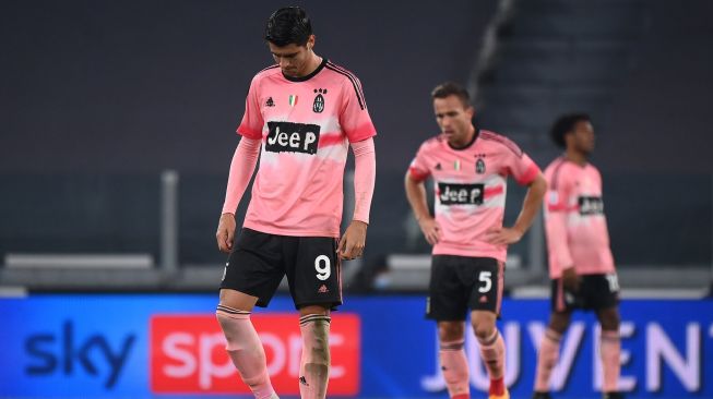 Penyerang Juventus Alvaro Morata bereaksi tertunduk selama pertandingan sepak bola Serie A Italia Juventus melawan Verona di Stadion Allianz,Turin, Italia, Senin (26/10) dini hari WIB.  [MARCO BERTORELLO / AFP]