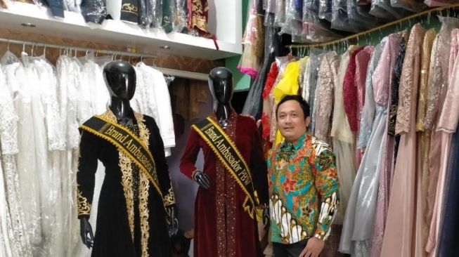 Putra Briliant dengan sejumlah baju pengantin koleksinya (ist/dok.Putra Briliant)