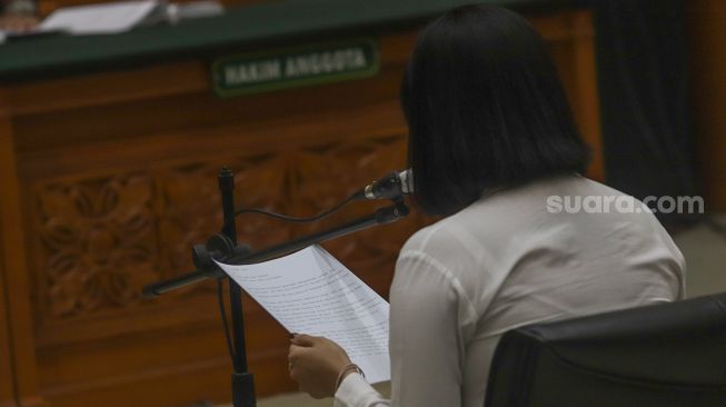 Aktris Vanessa Angel membaca pembelaannya saat menjalani sidang kasus dugaan penyalahgunaan dan kepemilikan narkotika di Pengadilan Negeri Jakarta Barat, Senin (26/10). [Suara.com/Alfian Winanto]