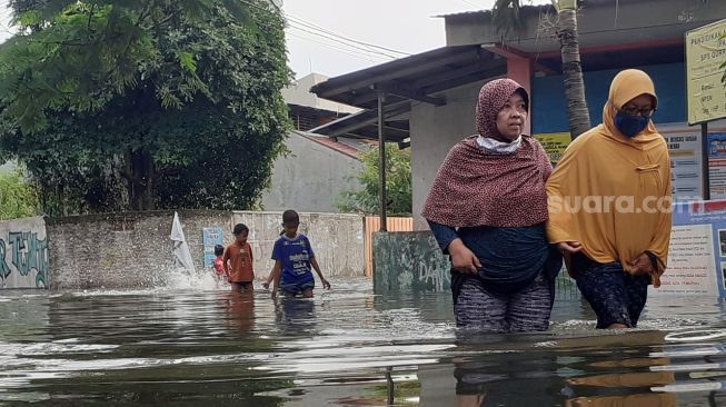 Kondisi Perumahan Griya Cimanggu Indah, Kota Bogor, Jawa Barat, Senin (26/10/2020), yang terendam banjir. [Suara.com/Andi Ahmad Sulaendi]