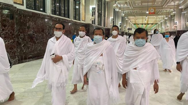 Mantan Wakil Presiden RI Jusuf Kalla bersama Mantan Wakapolri Komjen Pol (Purn) Syafruddin mendapat kesempatan melaksanakan ibadah umrah di tengah Pandemi Covid-19, oleh Kerajaan Arab Saudi / Foto : Istimewa