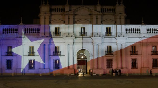 Pemandangan istana presiden La Moneda di Santiago setelah hasil referendum konstitusi. Presiden Chile, Pinera meminta bangsa untuk bekerja sama untuk konstitusi baru. [Caludio Reyes / AFP]