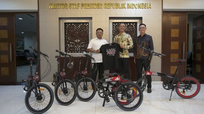 Kepala Staf Presiden Moeldoko menerima donasi 15 sepeda lipat bertema Hari Sumpah Pemuda. Donasi diserahkan CEO PT Roda Maju Bahagia, Hendra dengan CEO  Damn! I Love Indonesia, Daniel Mananta, Senin (26/10/2020) / Foto: KSP