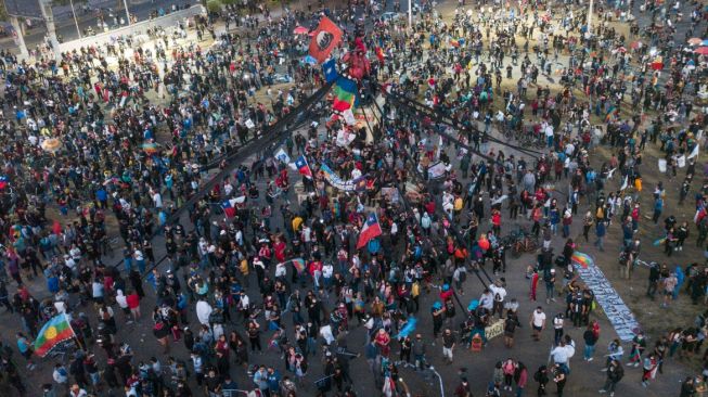 Puluhan ribu warga Cile telah turun ke alun-alun utama Santiago untuk merayakan keberhasilan masyarakat mendesak perubahan konsititusi era kediktatoran Pinochet. [AFP]