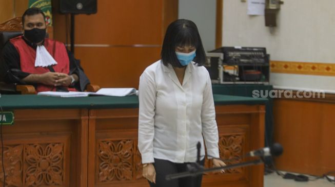 Gestur Vanessa Angel usai membaca pembalaannya dan menyerahkannya ke majelis hakim saat menjalani sidang kasus dugaan penyalahgunaan dan kepemilikan narkotika di Pengadilan Negeri Jakarta Barat, Senin (26/10). [Suara.com/Alfian Winanto]