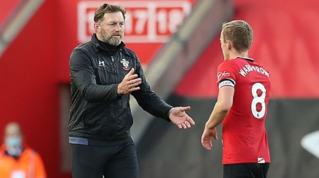 Manajer Southampton Ralph Hasenhuttl (kiri) menyambut James Ward-Prowse setelah mereka menang atas Everton dalam lanjutan Liga inggris di St Mary's Stadium. Naomi Baker / POOL / AFP