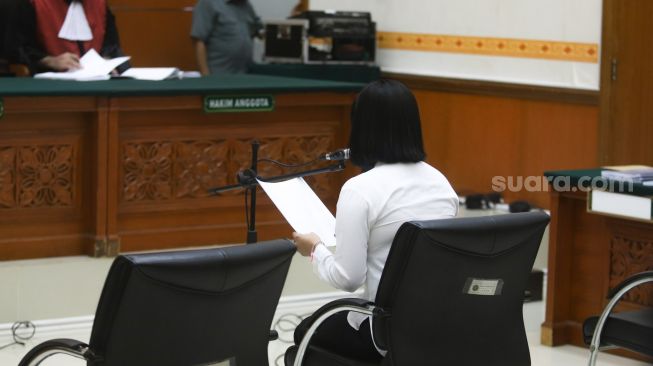 Aktris Vanessa Angel membaca pembelaannya saat menjalani sidang kasus dugaan penyalahgunaan dan kepemilikan narkotika di Pengadilan Negeri Jakarta Barat, Senin (26/10). [Suara.com/Alfian Winanto]