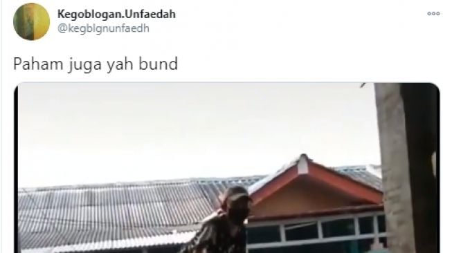 Video seorang anak pulang ke rumah dengan memanjat pagar direkam ibunya. - (Twitter/@kgblgnunfaedh)