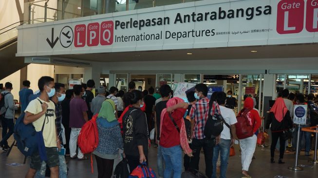 Sebanyak 200 orang Pekerja Migran Indonesia (PMI) ilegal asal Medan, Sumatera Utara siap dipulangkan dari Bandar Udara KLIA 2 di Kuala Lumpur, Malaysia, Senin (26/10/2020).  [ANTARA Foto/Agus Setiawan]
