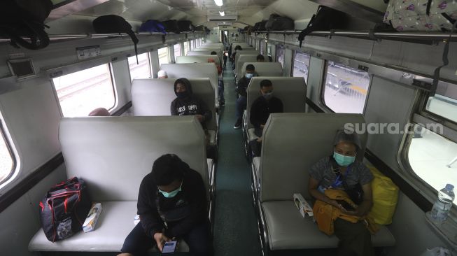 Sejumlah penumpang berada di dalam rangkaian Kereta Api Matarmaja yang berhenti di Stasiun Pasar Senen, Jakarta, Selasa (27/10/2020). [Suara.com/Angga Budhiyanto]