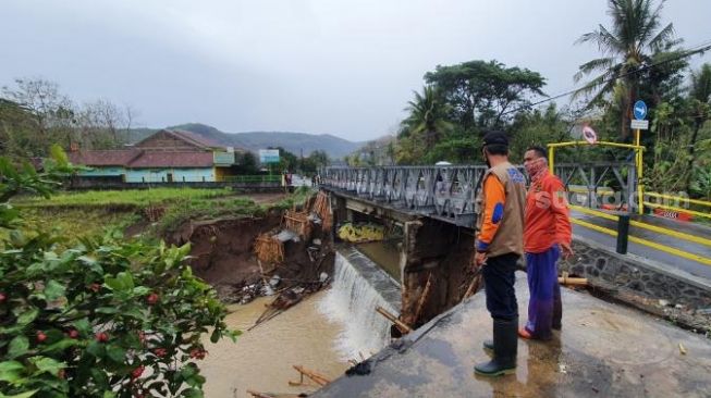 Kondisi talut ambrol di jembatan sementara bailey yang berada di Jalan Raya Jogja-Panggang KM 22, tepatnya di Pedukuhan Siluk 1, Desa Selopamioro, Kecamatan Imogiri, Bantul, Selasa (27/10/2020). - (SuaraJogja.id/Hiskia Andika)