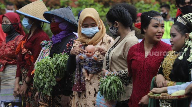 Sejumlah massa dari Serikat Rakyat Miskin Indonesia (SRMI) melakukan aksi unjuk rasa di kawasan Patung Kuda Arjuna Wiwaha, Jakarta, Selasa (27/10/2020). [Suara.com/Angga Budhiyanto]