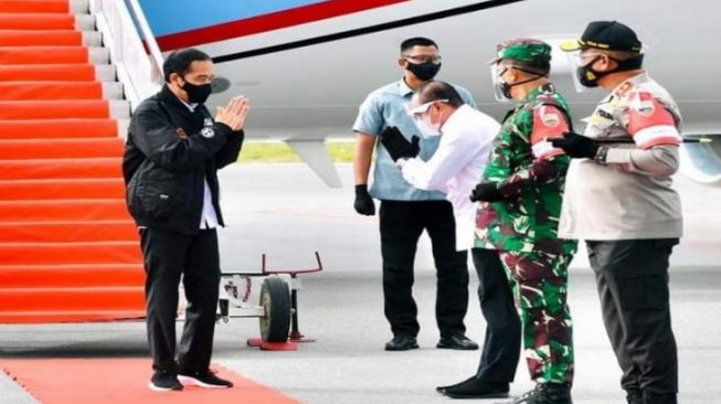 Presiden Joko Widodo di Bandara Silangit (ANTARA/HO)