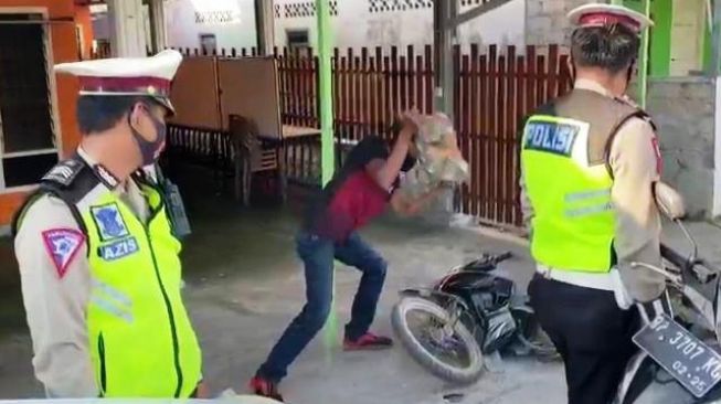 Video Viral Pengendara Hancurkan Motor Sendiri Gegara Kena Tilang Polisi