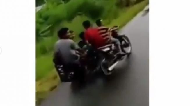 Bocah nyungsep saat diklakson truk di jalan (Instagram)