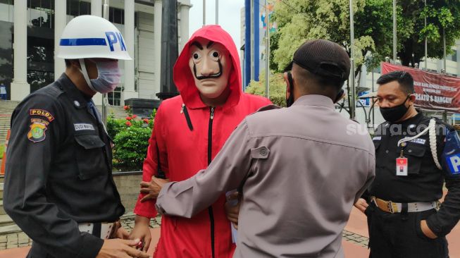 Ricuh! Aksi Bakar Naskah UU Cipta Kerja di Gedung MK, Polisi Menghalangi