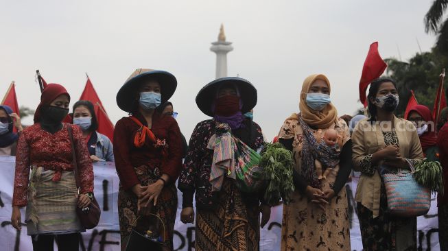 Sejumlah massa dari Serikat Rakyat Miskin Indonesia (SRMI) melakukan aksi unjuk rasa di kawasan Patung Kuda Arjuna Wiwaha, Jakarta, Selasa (27/10/2020). [Suara.com/Angga Budhiyanto]