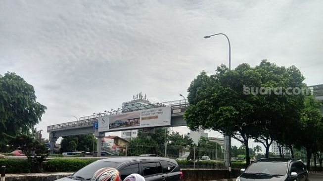 Kondisi JPO Cilandak Timur, Jalan TB Simatupang yang menjadi lokasi saat Setiyo menjambret ibu-ibu. (Suara.com/Arga) 