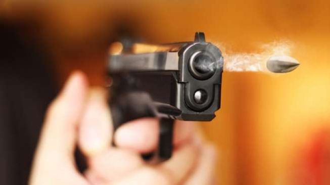 Ilustrasi pistol memuntahkan proyektil peluru. [shutterstock]