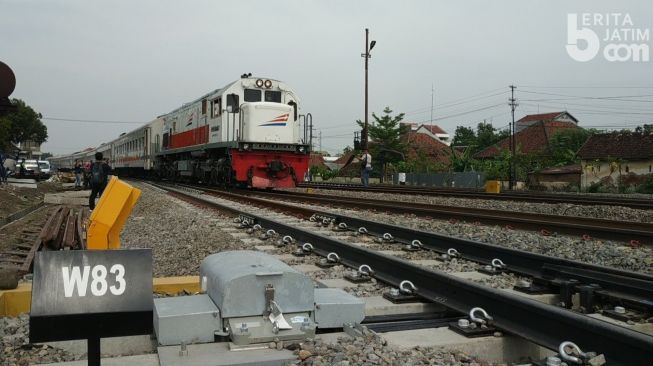 Wow! Mulai Hari Ini Rel Jalur Ganda Perlintasan KA Mojokerto-Jombang Dioperasikan