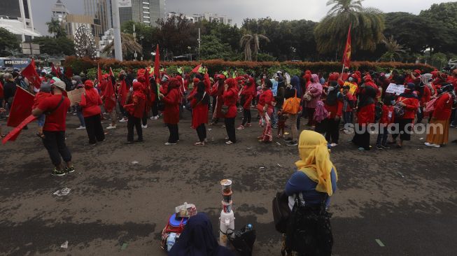 Sejumlah massa dari Serikat Rakyat Miskin Indonesia (SRMI) melakukan aksi unjuk rasa di kawasan Patung Kuda Arjuna Wiwaha, Jakarta, Selasa (27/10/2020). [Suara.com/Angga Budhiyanto]