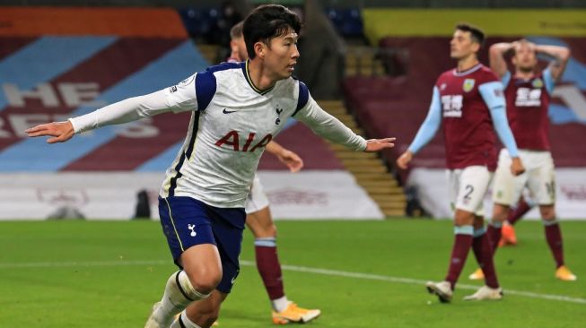 Penyerang Tottenham Hotspur, Son Heung-min merayakan golnya ke gawang Burnley pada laga Liga Inggris 2020/2021 yang dihelat di Turf Moor, Selasa (27/10/2020) dini hari WIB. [Lindsey Parnaby / POOL / AFP]