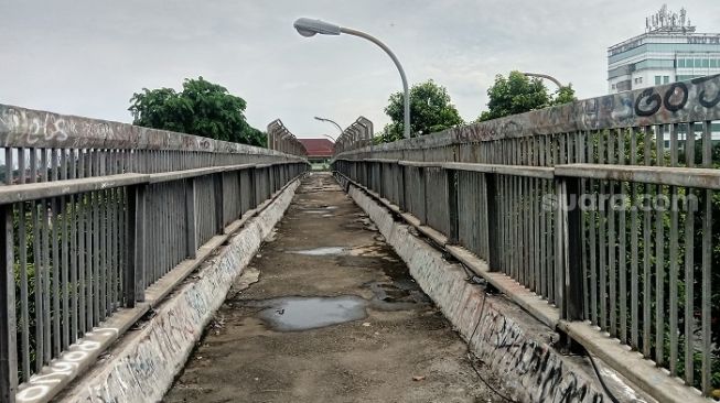 Kondisi JPO Cilandak Timur, Jalan TB Simatupang yang menjadi lokasi saat Setiyo menjambret ibu-ibu. (Suara.com/Arga) 