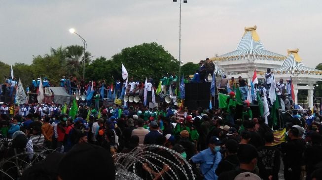 Demo Buyar, Buruh Bakar Kemenyan Kecewa Diabaikan Gubernur Khofifah