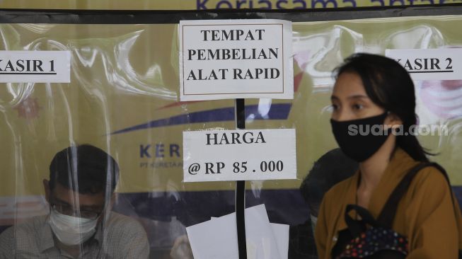 Seorang calon penumpang mendaftarkan diri untuk mengikuti tes diagnostik cepat atau rapid test di Stasiun Pasar Senen, Jakarta, Selasa (27/10/2020). [Suara.com/Angga Budhiyanto]