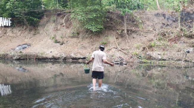 Anto Ilyas menanam tanaman di lahan gersang yang berada di objek wisata Pasar Kebon Empring, Bantul, Selasa (27/10/2020). - (SuaraJogja.id/Hiskia Andika)