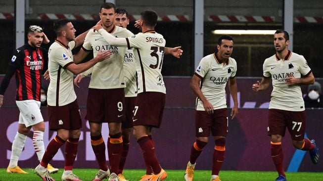 Penyerang Roma Edin Dzeko melakukan selebrasi setelah mencetak gol ke gawang AC Milan selama pertandingan sepak bola Serie A Italia antara AC Milan melawan AS Roma di Stadion Meazza, Milan, Selasa (27/10) dini hari WIB. [MIGUEL MEDINA / AFP]