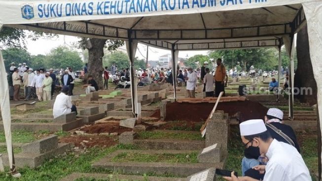 Kena Corona, Makam Fahrurrozi Gubernur Tandingan Ahok Dipenuhi Simpatisan