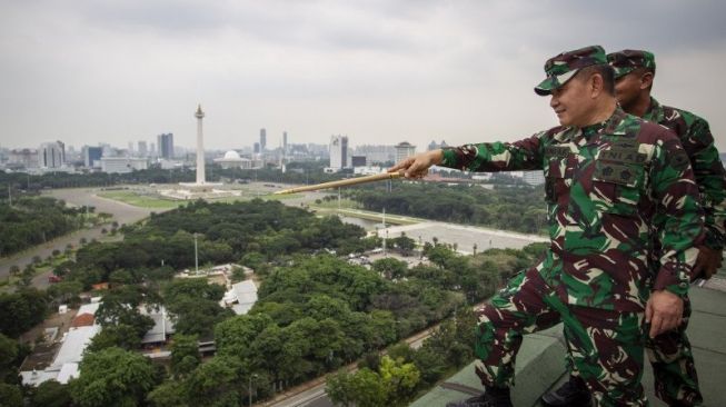 Pangdam Jaya Mayjen TNI Dudung Abdurachman melihat kawasan Monumen Nasional (Monas) dari ketinggian, Selasa (27/10/2020). [ANTARA FOTO/Dhemas Reviyanto]