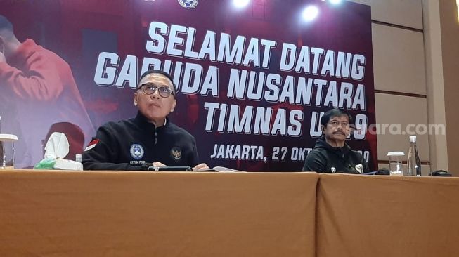 Ketua Umum PSSI, Mochamad Iriawan, bersama Direktur Teknik PSSI Indra Sjafri saat memberikan keterangan pers usai menyambut kedatangan pemain Timnas Indonesia U-19 dari Kroasia (Suara.com/Adie Prasetyo Nugraha).