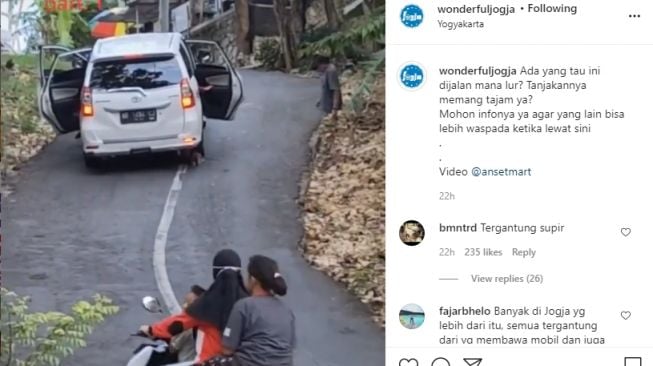 Video mobil gagal nanjak di bukit Paralayang. - (Instagram/@wonderfuljogja)