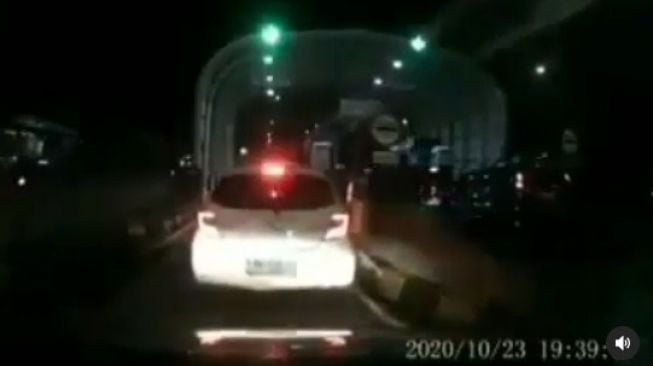 Viral Terobos Pintu Tol Becakayu, Pengemudi Minta Maaf dan Ditilang