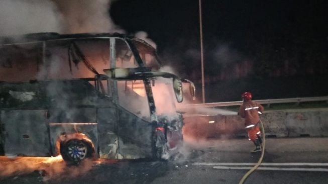 Muncul Asap dari Bangku Belakang, Bus Sinar Jaya Terbakar di Tol Jagorawi