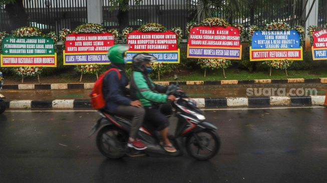 Suasana didepan gedung Kejaksaan yang dihiasi karangan bunga terkait kasus korupsi Jiwasraya di Kejaksaan Agung RI, Jakarta Selatan, Selasa (27/10). [Suara.com/Alfian Winanto]