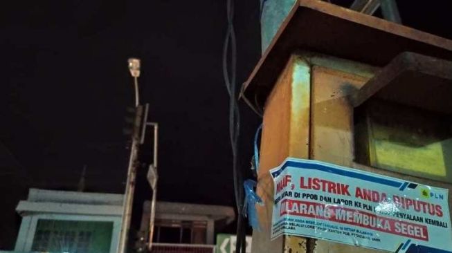 Abaikan Tagihan, PLN Segel Trafigh Light di Kota Polman