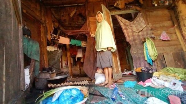 Kisah Sekeluarga di Agam Tinggal di Rumah Hampir Roboh