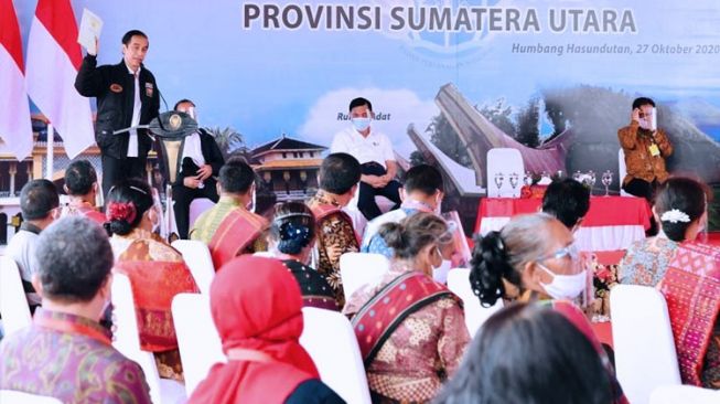 Presiden RI Jokowi Serahkan 22.007 Sertifikat Tanah di Humbang Hasundutan