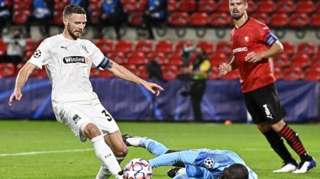 Penyerang FK Krasnodar Marcus Berg (kiri) mencoba menjebol gawang Rennes setelah berhadapan dengan kiper Alfred Gomis saat laga Liga Champions di Roazhon Park stadium. DAMIEN MEYER / AFP