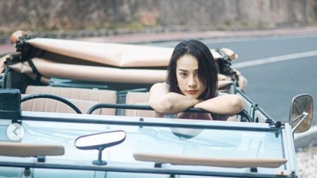 Anya Geraldine berpose di atas VW klasik (Instagram)