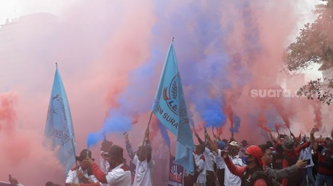 Smoke Bomb Meledak di Aksi Buruh, Asap Pekat Menjulang di Dekat Istana